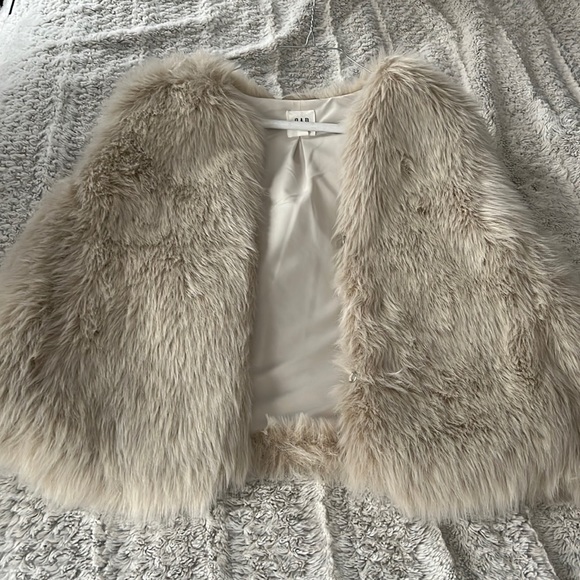 GAP Faux Fur Vest - Picture 2 of 6